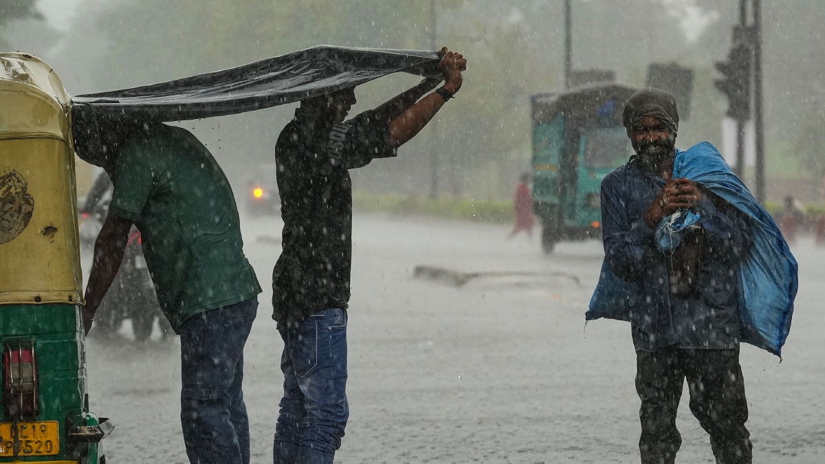 హైదరాబాద్‌లో పలు ప్రాంతాల్లో భారీ వర్షం: తడిసి ముద్దైన జనం