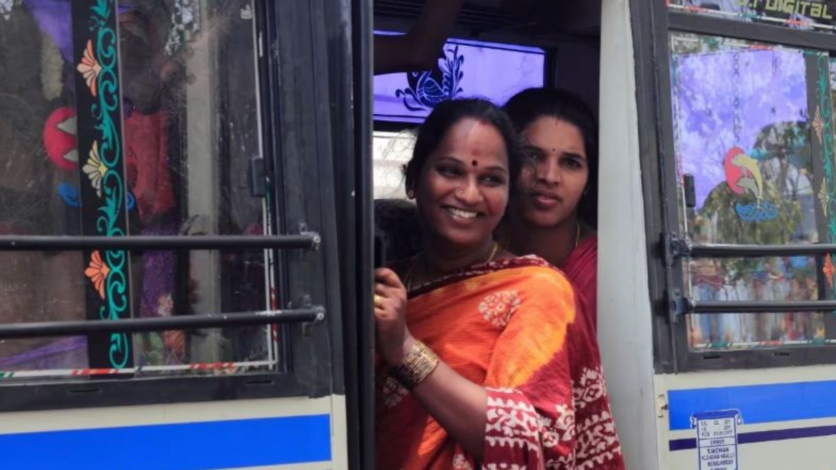 ఆర్ టీసీ బస్సులను షేక్ చేస్తున్న లేడీస్, కోట్ల మంది ఫ్రీ...ఫ్రీ....ఫ్రీ !