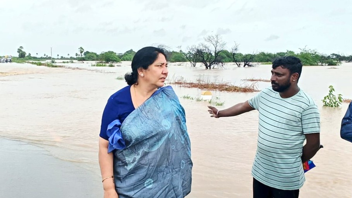 ములుగుజిల్లా కొండాయికి హెలికాప్టర్; మంత్రి సత్యవతి రాథోడ్ చొరవ; సహాయక చర్యలు ముమ్మరం!!