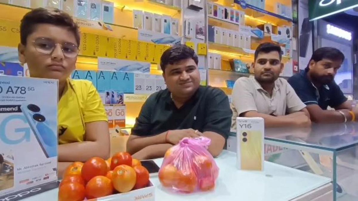 Smart Phone With Tomatos: స్మార్ట్ ఫోన్ కొంటే రెండు కిలోల టమాటాలు ఫ్రీ..