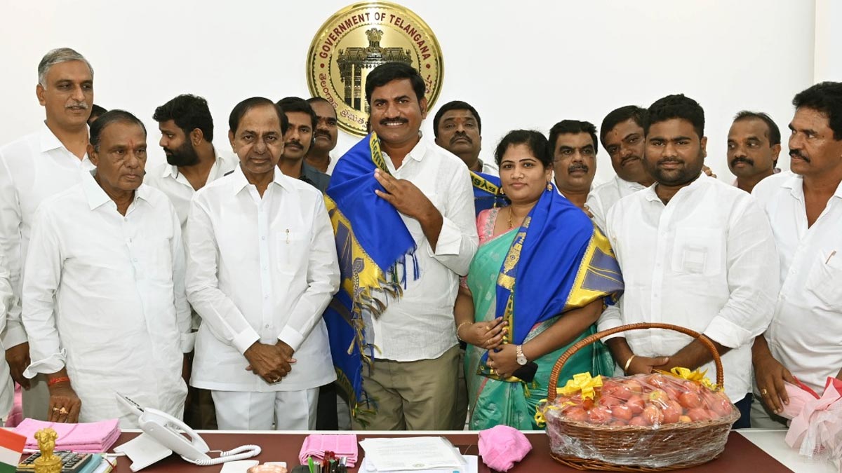 టమోటా సాగుతో రూ.3 కోట్లు ఆర్జించిన మెదక్ రైతు: సన్మానించిన కేసీఆర్