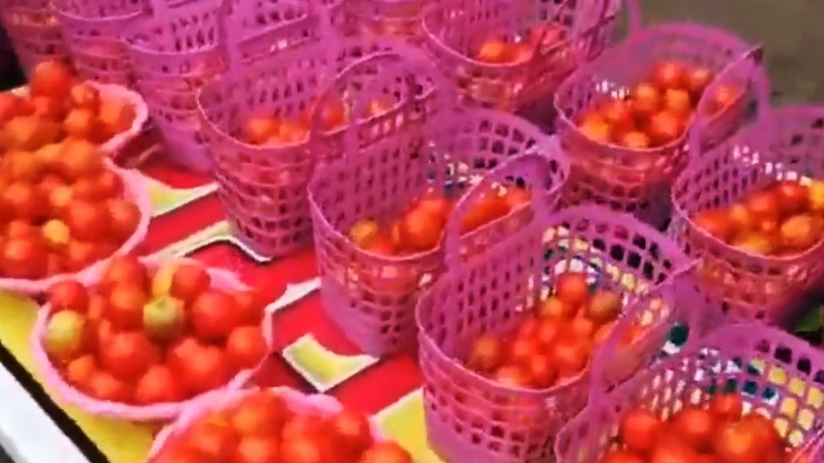 హైదరాబాద్‌లో బుట్టల్లో పెట్టి ఫ్రీగా టమోటాలు పంపిణీ