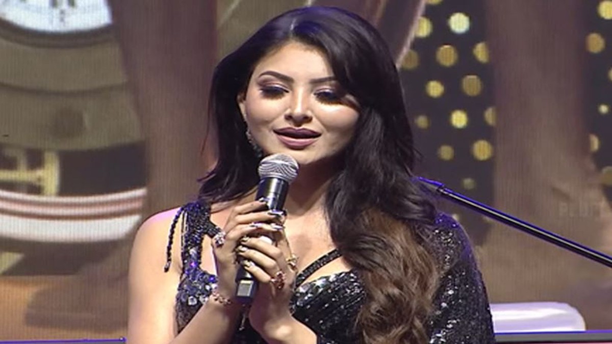 ఏపీ సీఎం పవన్ కల్యాణ్- ఊర్వశి రౌతెలాను చెడుగుడు ఆడుతున్న వైసీపీ ఫ్యాన్స్