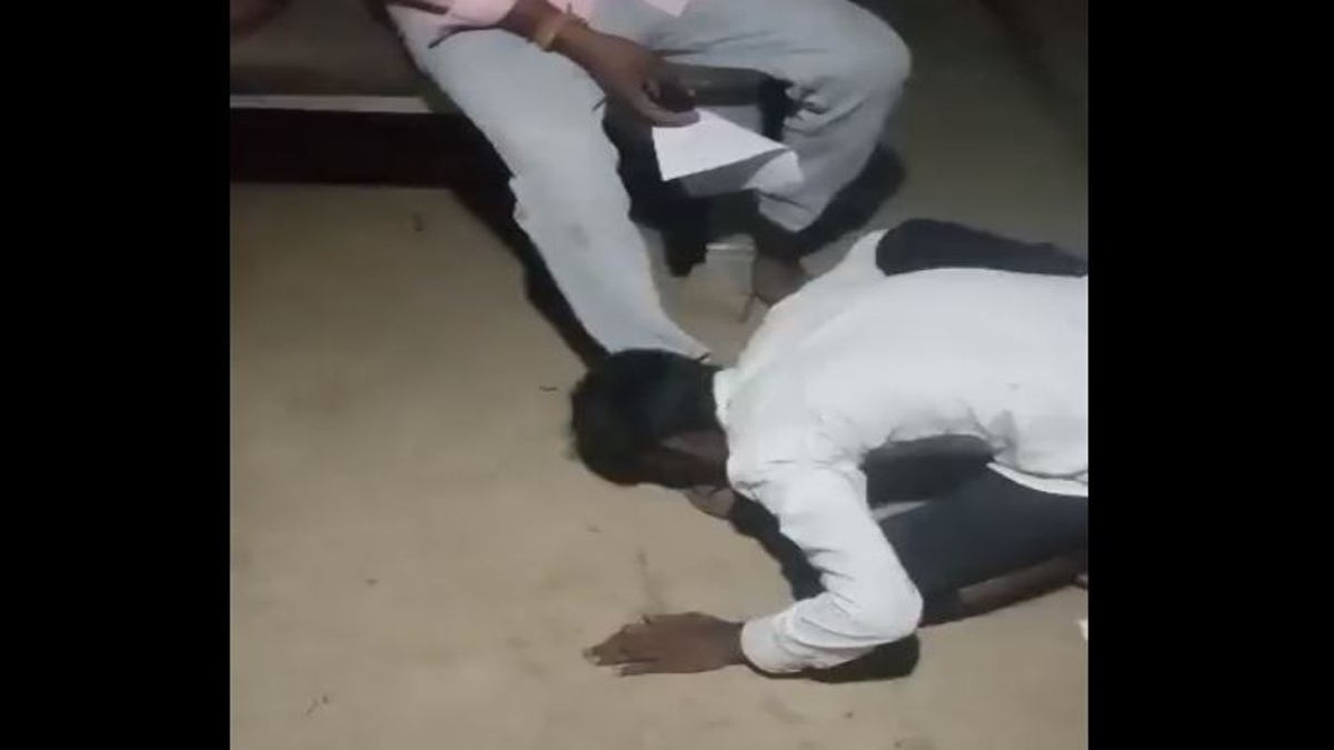 వైరల్ వీడియో- చెప్పులు నాకించుకున్న లైన్‌మెన్