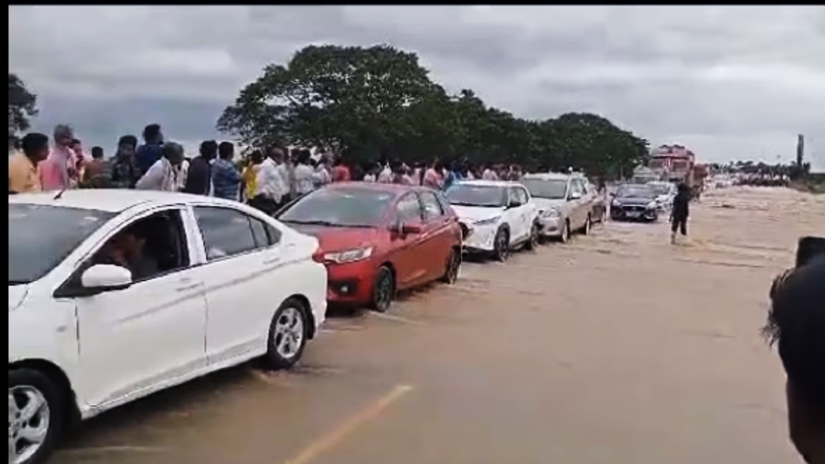 ఉప్పొంగుతున్న మున్నేరువాగు; హైదరాబాద్ విజయవాడ జాతీయ రహదారిపై రాకపోకలు బంద్; తెలంగాణా ఆర్టీసీ అలెర్ట్!!