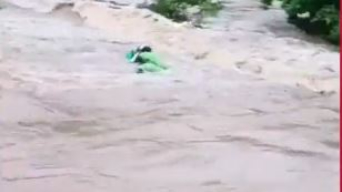 భద్రాద్రి కొత్తగూడెం జిల్లాలో వాగుదాటుతూ కొట్టుకుపోయిన తల్లీ కూతుళ్ళు; వీడియో వైరల్!!