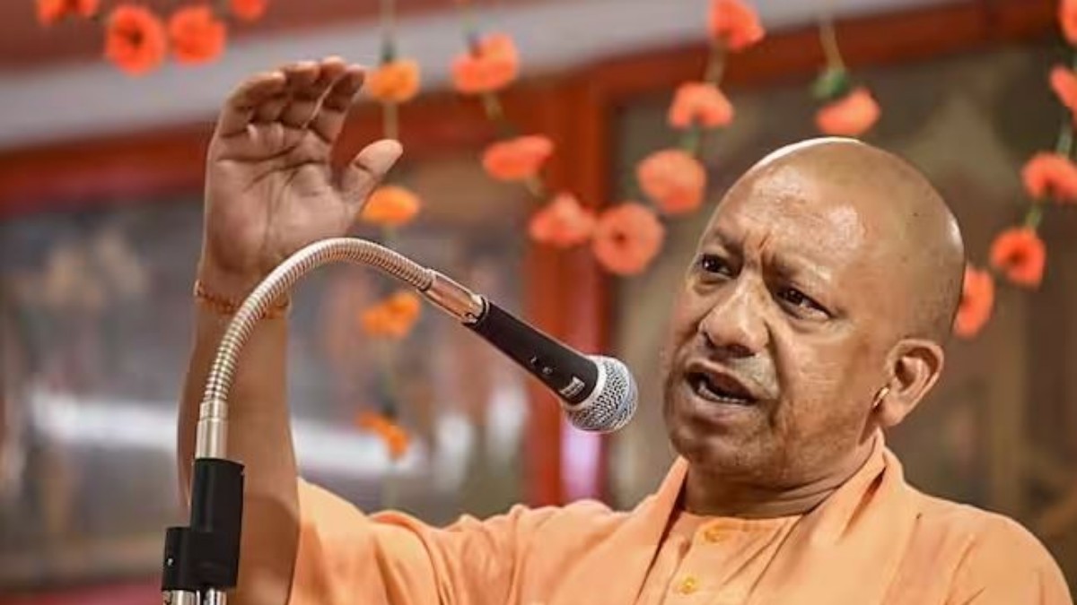 Yogi Adityanath : యోగీ రూటే వేరు- మాజీ డాన్ భూమిలో ఇళ్లు నిర్మించి పంచేసిన వైనం..