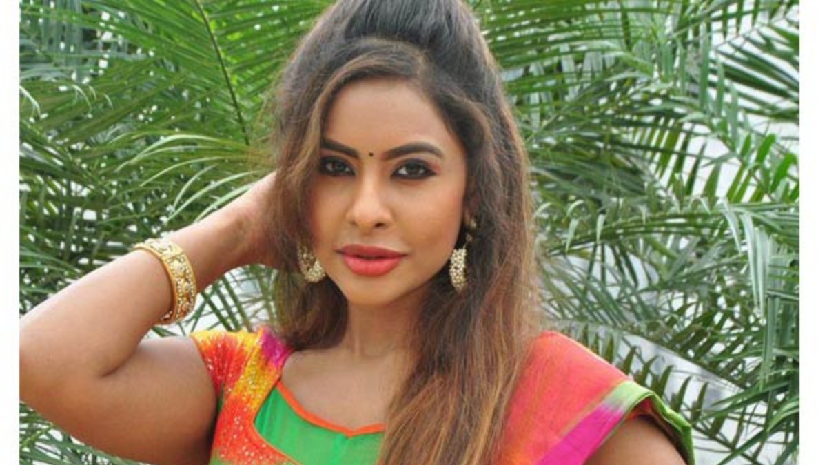 ఓటు వేసి మరీ ఆ యాంగిల్ చూపించిన శ్రీరెడ్డి | Actress sri reddy cast her ...