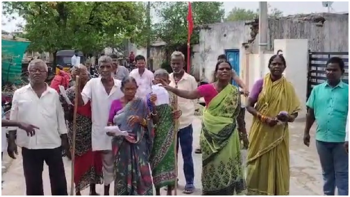 డబ్బులిస్తేనే ఓట్లేస్తాం.. అంబేద్కర్ కమ్యూనిటీ సెంటర్ ముందు ఓటర్ల ఆందోళన video We will vote