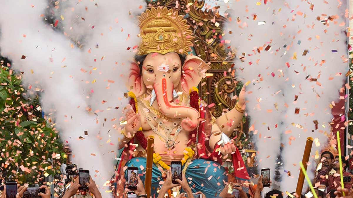కష్టాలు తొలిగేలా - గణపతికి ప్రత్యేక పూజలు..!! | Telugu people Celebrating  Ganesh Chaturthi across the AP and Telangana - Telugu Oneindia
