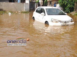 హైదరాబాదులో భారీ వర్షాలు, సముద్రాన్ని తలపించిన రోడ్లు 