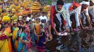 దీపావళి తర్వాత బతుకమ్మ; అక్కడ ఆడా, మగా తేడా లేకుండా బతుకమ్మ సంబరాలు.. ప్రత్యేకతలివే!!