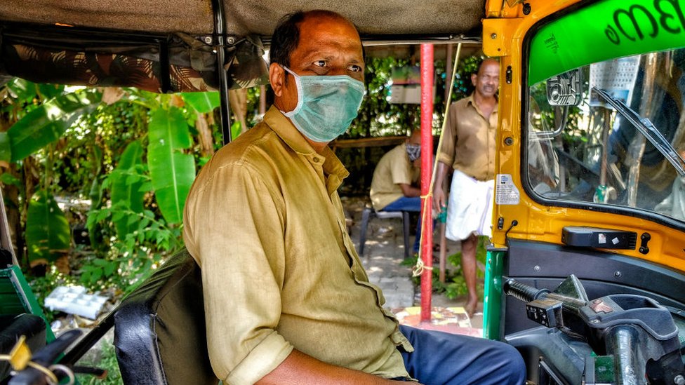 మాస్కు ధరించిన ఆటో డ్రైవర్ మాస్కు ధరించిన ఆటో డ్రైవర్