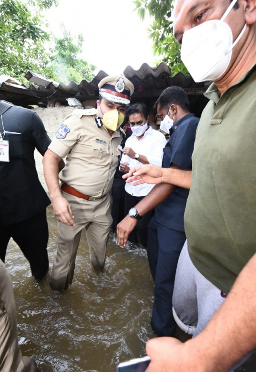 వరద ప్రాంతాల్లో రాష్ట్ర పురపాలక శాఖ మంత్రి కేటీఆర్ పర్యటించారు వరద ప్రాంతాల్లో రాష్ట్ర పురపాలక శాఖ మంత్రి కేటీఆర్ పర్యటించారు