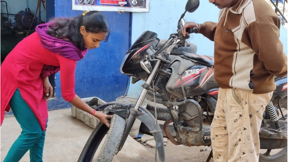 లేడీ బైక్ మెకానిక్ లేడీ బైక్ మెకానిక్
