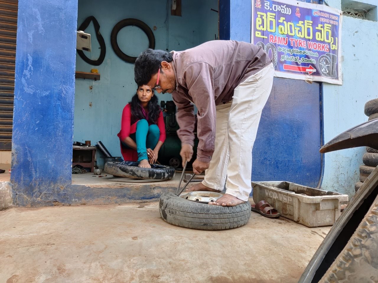 లేడీ బైక్ మెకానిక్ లేడీ బైక్ మెకానిక్