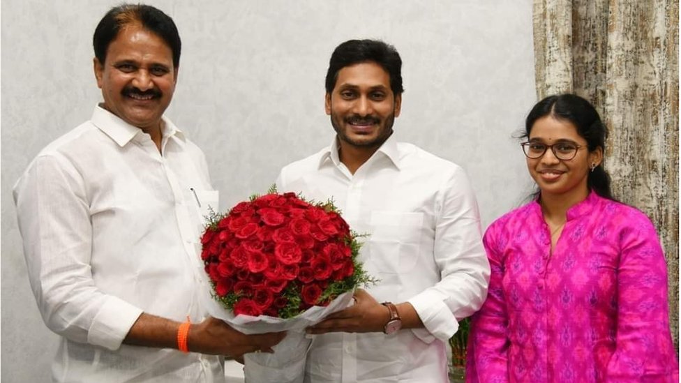 ఏపీ సీఎం జగన్తో మోపిదేవి వెంకట రమణ, ఆయన కుమార్తె ఏపీ సీఎం జగన్తో మోపిదేవి వెంకట రమణ, ఆయన కుమార్తె