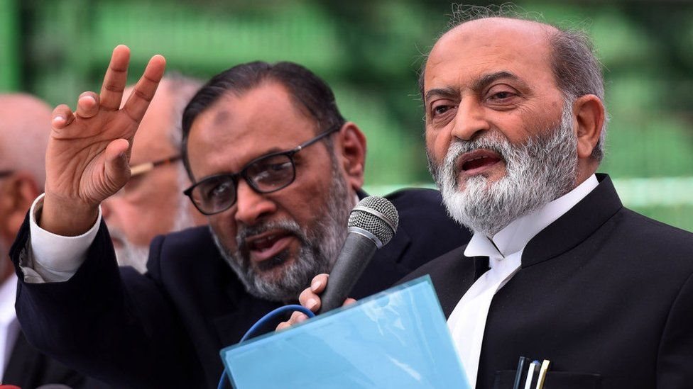 ముస్లిం పర్సనల్ లా బోర్డు సభ్యుడు జఫర్యాబ్ జిలానీ (కుడివైపు) ముస్లిం పర్సనల్ లా బోర్డు సభ్యుడు జఫర్యాబ్ జిలానీ (కుడివైపు)