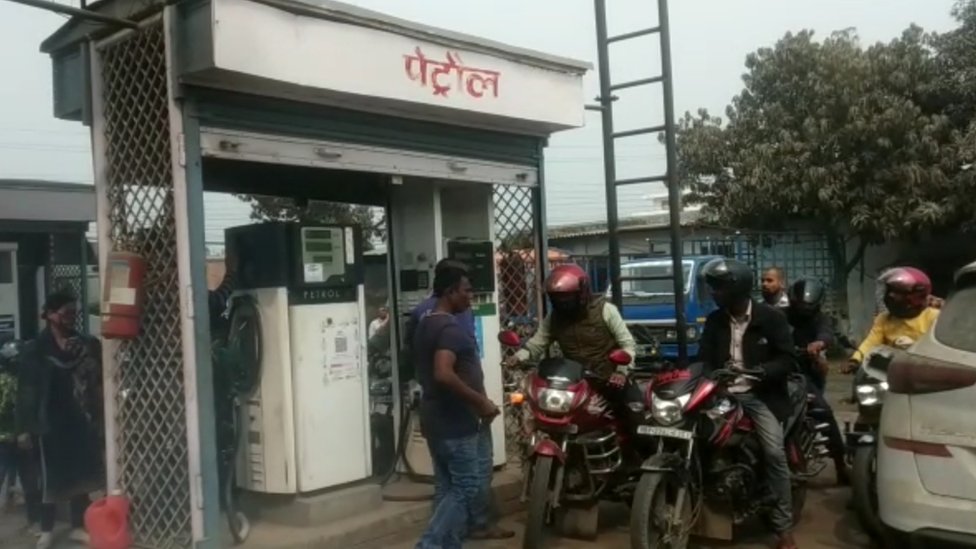 పెట్రోల్ పంపు పెట్రోల్ పంపు