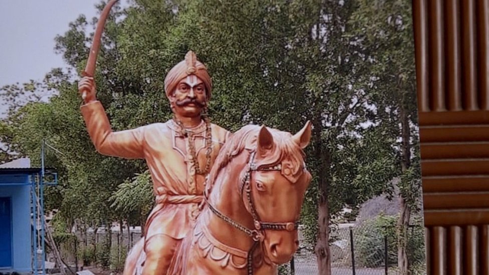ఉయ్యాలవాడ నరసింహారెడ్డి విగ్రహం ఉయ్యాలవాడ నరసింహారెడ్డి విగ్రహం