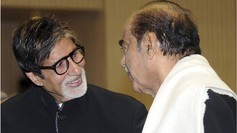 దాదాసాహెబ్ ఫాల్కే అవార్డు అందుకున్న రామానాయుడును అభినందిస్తున్న అమితాబ్ బచ్చన్ దాదాసాహెబ్ ఫాల్కే అవార్డు అందుకున్న రామానాయుడును అభినందిస్తున్న అమితాబ్ బచ్చన్
