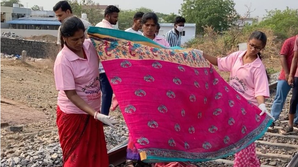 రైలు ప్రమాదాల్లో మరణించేవారిని తరలించే మహిళలు రైలు ప్రమాదాల్లో మరణించేవారిని తరలించే మహిళలు