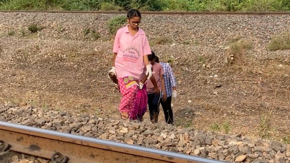 అనాథ శవాలను తరలించేందుకు వెళ్తున్న దేవిశ్రీ అనాథ శవాలను తరలించేందుకు వెళ్తున్న దేవిశ్రీ