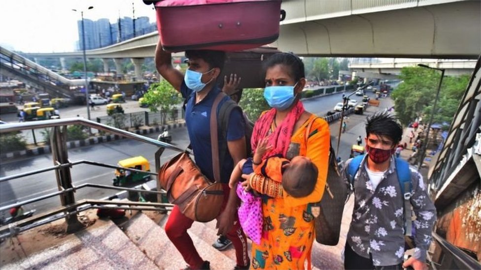 కరోనాతో తరలి వెళ్తున్న కుటుంబాలు కరోనాతో తరలి వెళ్తున్న కుటుంబాలు