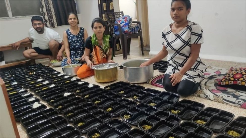 ఆహారం సిద్ధం చేస్తున్న అక్షయ్ టీం ఆహారం సిద్ధం చేస్తున్న అక్షయ్ టీం