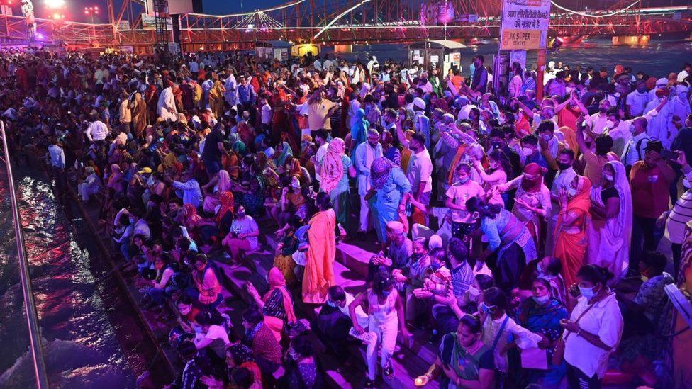 ఎన్నికల ప్రచార ర్యాలీలు, కుంభ మేళాలు కూడా భారతదేశంలో చోటు చేసుకున్నాయి. ఎన్నికల ప్రచార ర్యాలీలు, కుంభ మేళాలు కూడా భారతదేశంలో చోటు చేసుకున్నాయి.