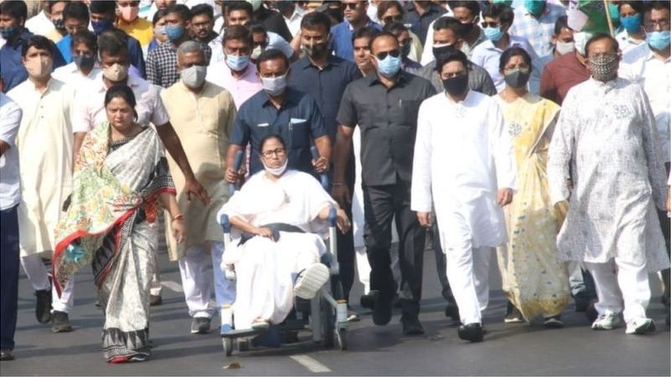 కాలికి గాయం కావడంతో మమతా వీల్ చెయిర్లోనే ప్రచారాలు కొనసాగించారు కాలికి గాయం కావడంతో మమతా వీల్ చెయిర్లోనే ప్రచారాలు కొనసాగించారు