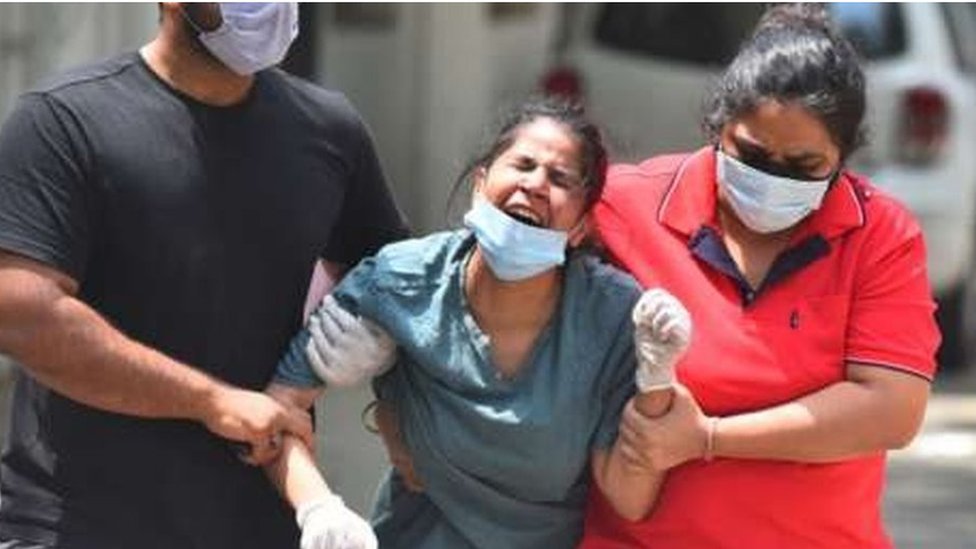 ఆక్సిజన్ కొరత కారణంగా కుటుంబసభ్యులను కోల్పోయిన బాధితులు ఆక్సిజన్ కొరత కారణంగా కుటుంబసభ్యులను కోల్పోయిన బాధితులు