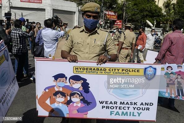 మాస్క్ ధరించమంటూ పోలీసుల ప్రచారం మాస్క్ ధరించమంటూ పోలీసుల ప్రచారం