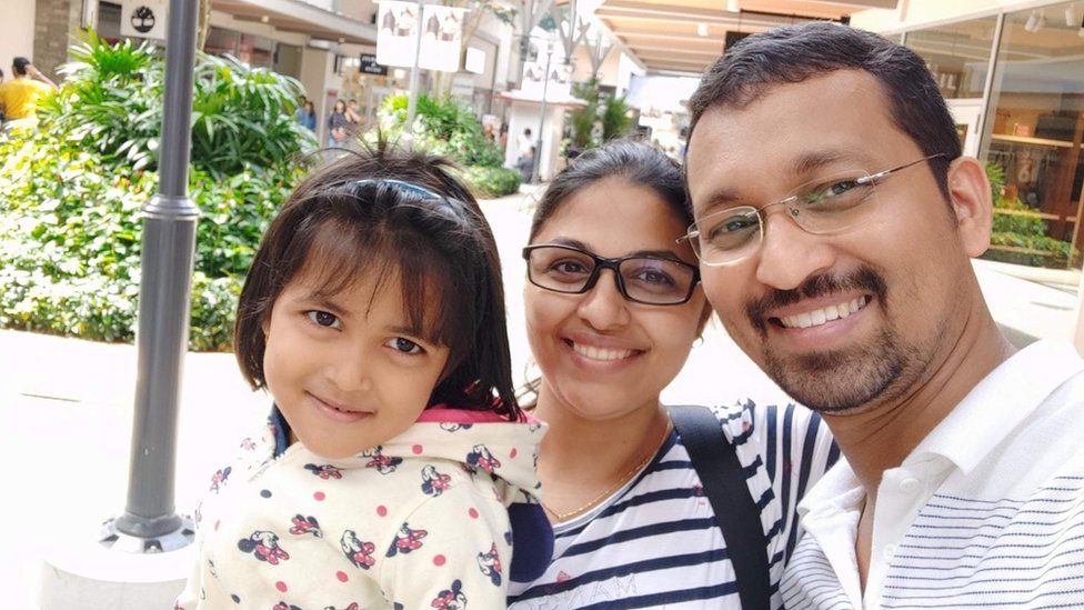 అయిదేళ్ల జొహన్నాతో తల్లితండ్రులు అయిదేళ్ల జొహన్నాతో తల్లితండ్రులు