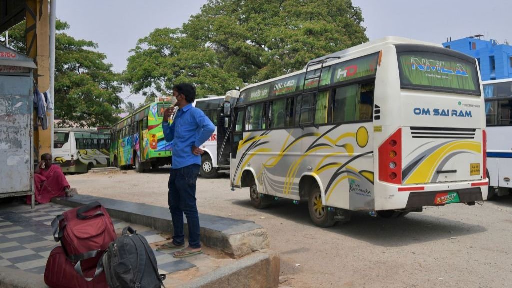 లాక్డౌన్ కావడంతో ఆర్టీసీ సర్వీసులు తక్కువగా తిరుగుతున్నాయి. దీంతో ప్రైవేటు సర్వీసులు ఎక్కువ ఛార్జీలు వసూలు చేస్తున్నాయి. లాక్డౌన్ కావడంతో ఆర్టీసీ సర్వీసులు తక్కువగా తిరుగుతున్నాయి. దీంతో ప్రైవేటు సర్వీసులు ఎక్కువ ఛార్జీలు వసూలు చేస్తున్నాయి.