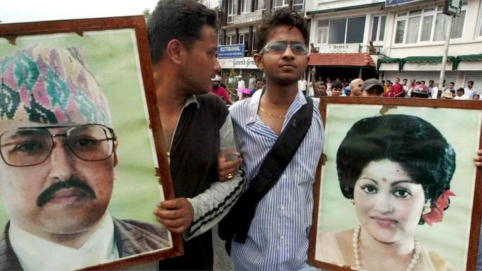 రాజు, రాణి ఫొటోలతో జనం రాజు, రాణి ఫొటోలతో జనం