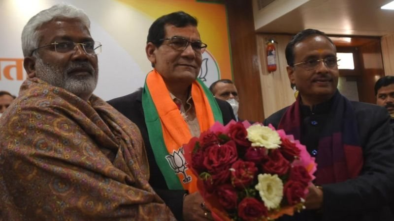 అరవింద్ శర్మ బీజేపీలోకి చకచకా వచ్చి శాసనమండలి సభ్యుుడు కూడా అయ్యారు. ఆయన వేగాన్ని చూశాక యూపీ సీఎం కాబోతున్నారని ప్రచారం జరిగింది. అరవింద్ శర్మ బీజేపీలోకి చకచకా వచ్చి శాసనమండలి సభ్యుుడు కూడా అయ్యారు. ఆయన వేగాన్ని చూశాక యూపీ సీఎం కాబోతున్నారని ప్రచారం జరిగింది.