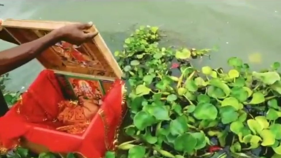 చెక్కపెట్టెలో లభించిన పసికందు చెక్కపెట్టెలో లభించిన పసికందు