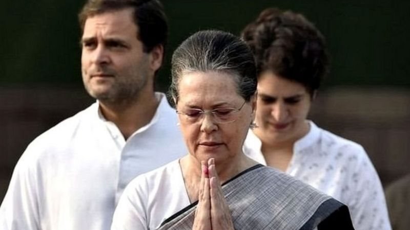 సోనియా గాంధీ కోవిషీల్డ్ రెండు డోసులు తీసుకున్నారని కాంగ్రెస్ పార్టీ స్పష్టం చేసింది. ప్రియాంకా వాద్రా తొలి డోస్ తీసుకున్నారని వెల్లడించింది. సోనియా గాంధీ కోవిషీల్డ్ రెండు డోసులు తీసుకున్నారని కాంగ్రెస్ పార్టీ స్పష్టం చేసింది. ప్రియాంకా వాద్రా తొలి డోస్ తీసుకున్నారని వెల్లడించింది.