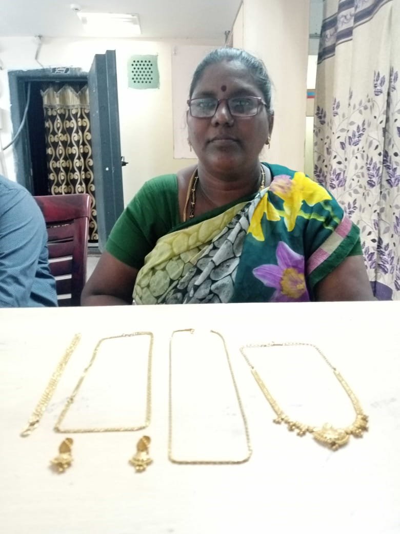 చిన్న, మధ్య తరగతి ప్రజలు ఆదాయం లేకపోవడంతో బంగారం తాకట్టు పెడుతున్నారు. చిన్న, మధ్య తరగతి ప్రజలు ఆదాయం లేకపోవడంతో బంగారం తాకట్టు పెడుతున్నారు.