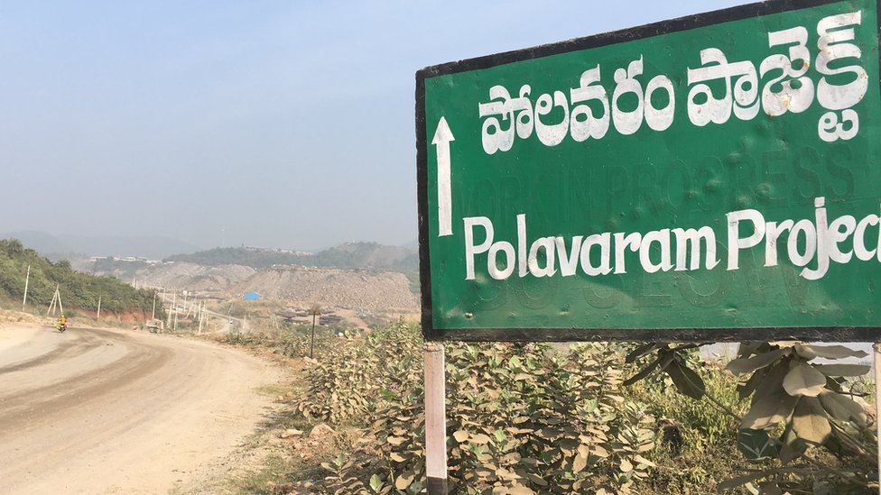 స్పిల్ వే గుండా నీటిని విడుదల చేస్తూ నదీ ప్రవాహం మళ్లించిన నేపథ్యంలో కొంత ఆశావహ పరిస్థితులు కనిపించినప్పటికీ, ప్రాజెక్టులో కీలకమైన ఎర్త్ కమ్ రాక్ ఫిల్ డ్యామ్ నేటికీ పునాదుల దశలోనే ఉంది. స్పిల్ వే గుండా నీటిని విడుదల చేస్తూ నదీ ప్రవాహం మళ్లించిన నేపథ్యంలో కొంత ఆశావహ పరిస్థితులు కనిపించినప్పటికీ, ప్రాజెక్టులో కీలకమైన ఎర్త్ కమ్ రాక్ ఫిల్ డ్యామ్ నేటికీ పునాదుల దశలోనే ఉంది.