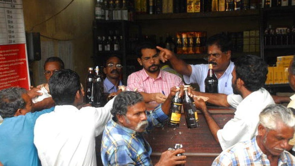 మద్యం తాగుతున్న వ్యక్తులు మద్యం తాగుతున్న వ్యక్తులు
