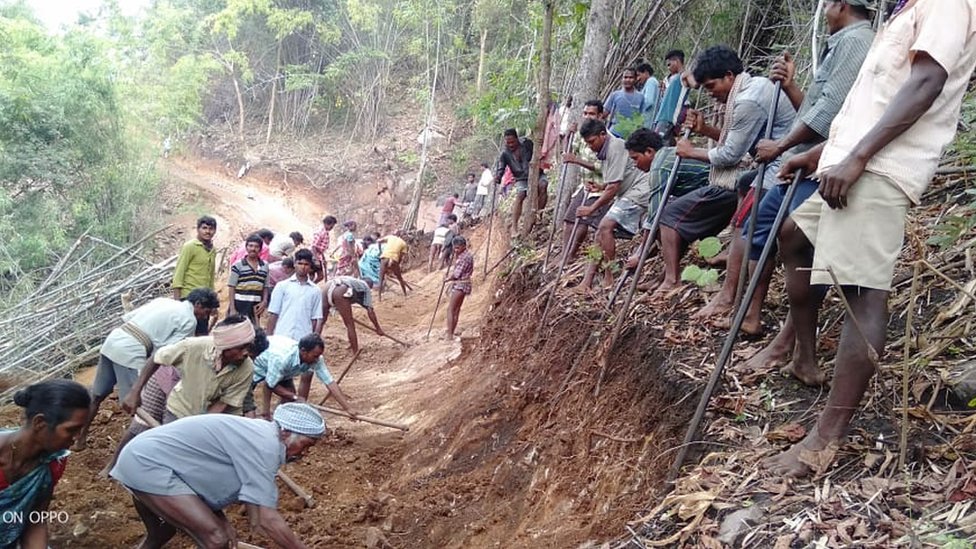 సొంతంగా రోడ్డు వేసుకుంటున్న గిరిజనులు సొంతంగా రోడ్డు వేసుకుంటున్న గిరిజనులు