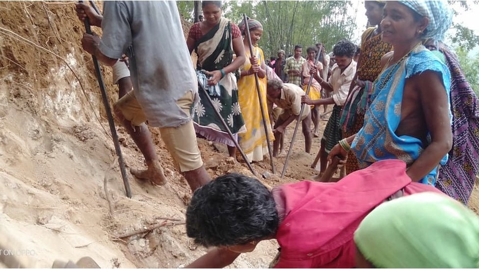 సొంతంగా రోడ్డు వేసుకుంటున్న గిరిజనులు సొంతంగా రోడ్డు వేసుకుంటున్న గిరిజనులు