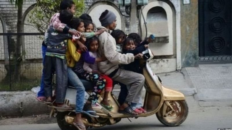 దేశంలో సుమారు ఆరోవంతు మంది ప్రజలు ఉత్తర్ ప్రదేశ్లోనే నివసిస్తున్నారు దేశంలో సుమారు ఆరోవంతు మంది ప్రజలు ఉత్తర్ ప్రదేశ్లోనే నివసిస్తున్నారు