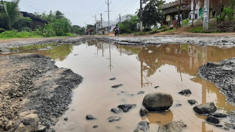 ఏపీలో రోడ్లు ఏపీలో రోడ్లు
