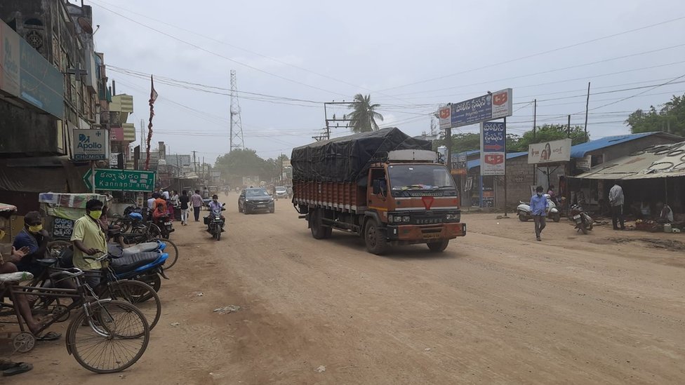 కొయ్యలగూడెంలో రోడ్డు వాన వస్తే బురద, లేదంటే దుమ్ము కొయ్యలగూడెంలో రోడ్డు వాన వస్తే బురద, లేదంటే దుమ్ము