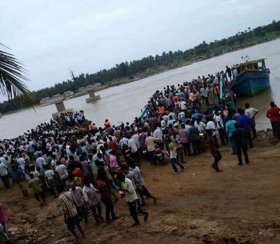 గోదావరిలో పడవ ప్రమాదం గోదావరిలో పడవ ప్రమాదం