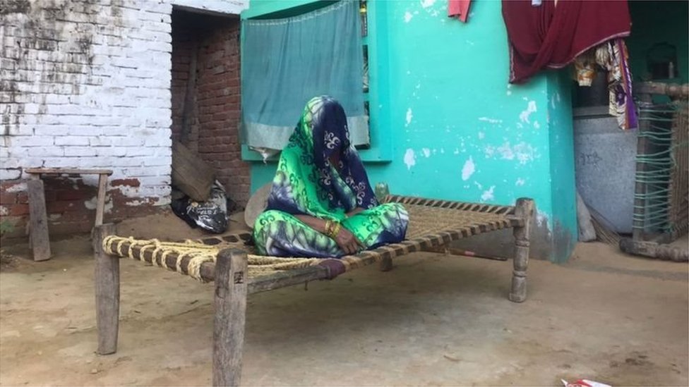 బాధిత కుటుంబంలో మహిళ బాధిత కుటుంబంలో మహిళ