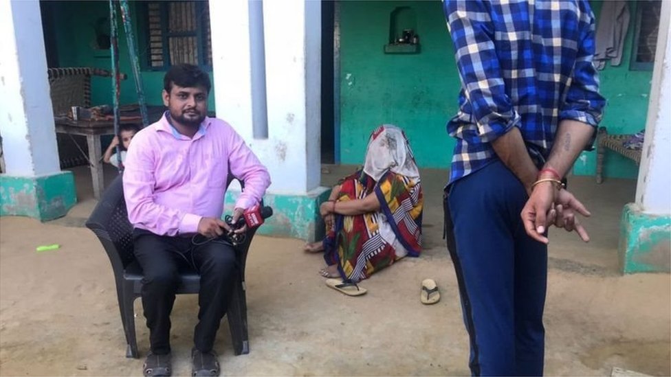 బాధిత కుటుంబంతో బీబీసీ ప్రతినిధి బాధిత కుటుంబంతో బీబీసీ ప్రతినిధి